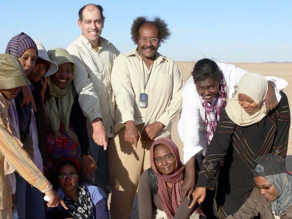 Muawia Shaddad und Peter Jenniskens (Nasa) mit Studenten der Universität Khartoum beim Fund eines Bruchstücks (schwarz) des Meteoriten "2008 TC3", der vor knapp zehn Jahren in der Nubischen Wüste einschlug.