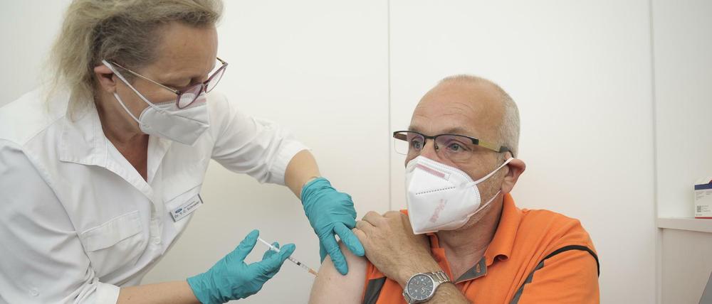 Ein Mann wird gegen das Coronavirus geimpft.