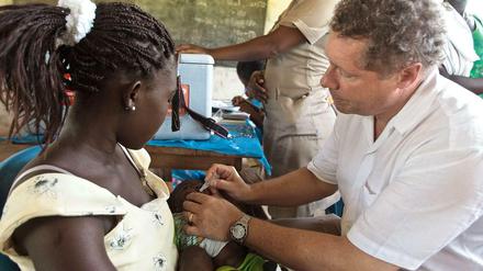 Engagement für Kinder in Entwicklungsländern. Seth Berkley während einer Impfkampagne in Ghana