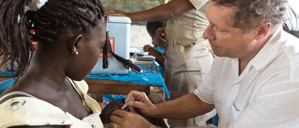 Engagement für Kinder in Entwicklungsländern. Seth Berkley während einer Impfkampagne in Ghana