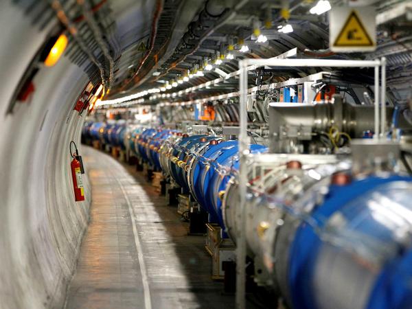 Im „Large Hadron Collider“ (LHC) am CERN in Saint-Genis-Pouilly bei Genf werden die Teilchen produziert und erforscht, die Auskunft über die Entstehung des Kosmos geben könnten.