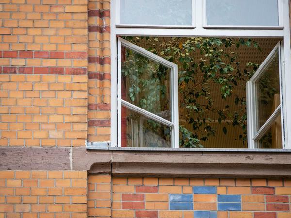Das Öffnen von Fenstern, wie hier an einer Grundschule in Baden-Württemberg, reicht zum Infektionsschutz allein nicht aus. forscher empfehlen vor allem weniger Schüler pro Klasse. 