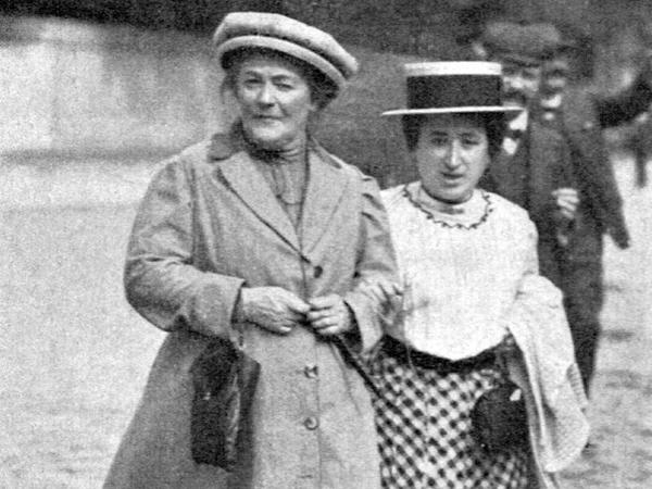 Clara Zetkin und Rosa Luxemburg bei einem Stadtspaziergang.