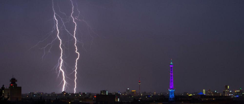 Blitze - wie hier über Berlin - erzeugen aus Stickstoffatomen radioaktive Kohlenstoffvarianten.