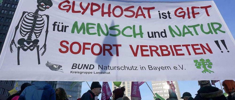 Glyphosat in der Kritik. Teilnehmer einer Demonstration auf dem Potsdamer Platz mit einem Transparent der Umweltschutzgruppe "Bund".