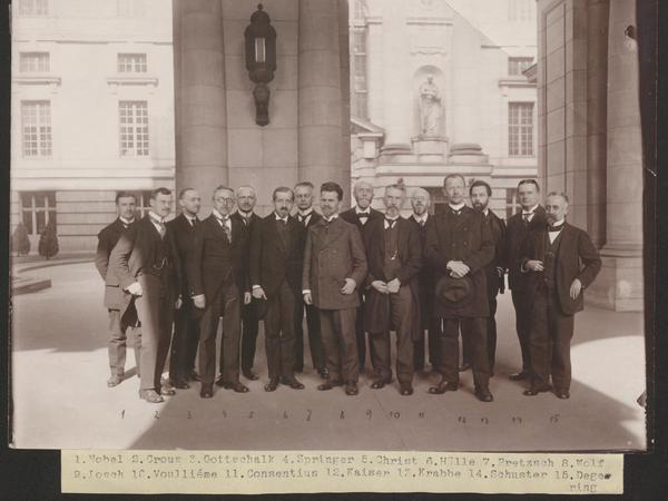 Ernst Honigmann ist im Foto, das über diesem Artikel steht, ganz rechts stehend zu sehen. Dieses Gruppenfoto von Mitarbeitern der Preußischen Staatsbibliothek im Jahr 1925 zeigt den Orientalisten Walter Gottschalk (Dritter von links).