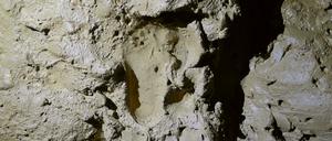 Der Fußabdruck eines Kindes ist in einer Grabhöhle in Frankreich zu sehen.
