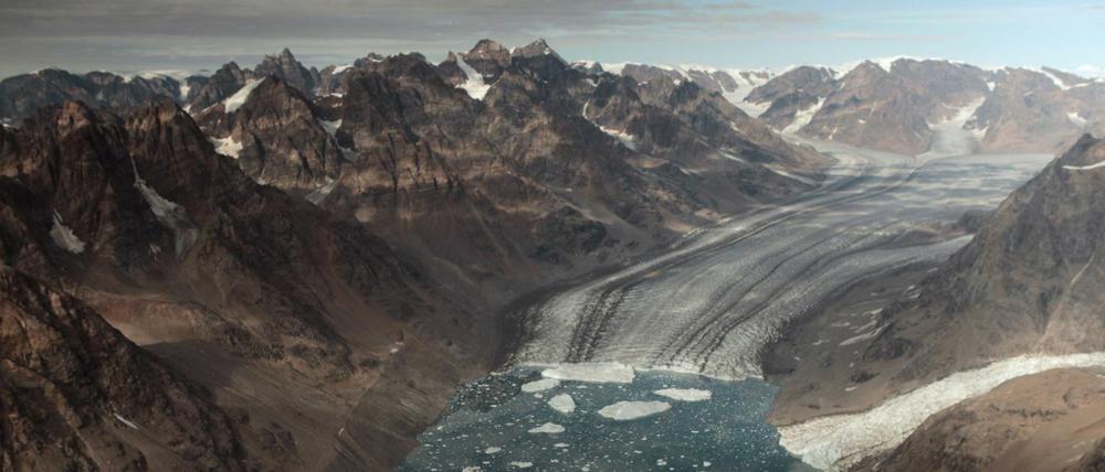 Warmes Wasser aus subtropischen Regionen lässt grönländische Gletscher, wie hier am Kangerdlugssuaq-Fjord in Ost-Grönland, von unten schmelzen. Aber auch Regen, der statt Schnee auch immer häufiger im Winter fällt, trägt dazu bei. 