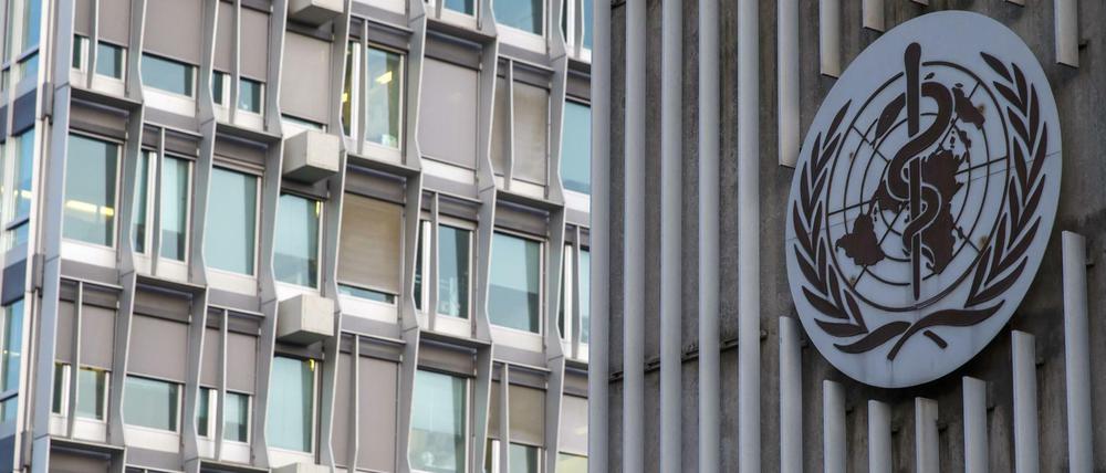 Das Logo der Weltgesundheitsorganisation hängt an einer Fassade am Hauptsitz in Genf. 