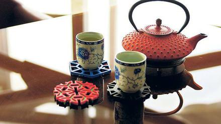 Referenz an die Vergangenheit. In der „Dancheong Block Series“ werden traditionelle farbenfrohe Ornamente der Architektur von Been Kim auf Silikonunterlagen übertragen.
