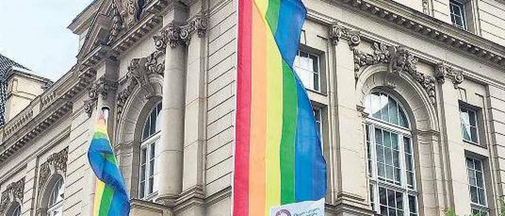 Sichtbares Zeichen. Die Regenbogenflagge vor der UdK Berlin.