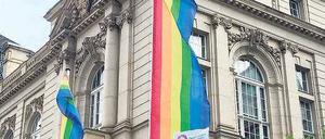Sichtbares Zeichen. Die Regenbogenflagge vor der UdK Berlin.