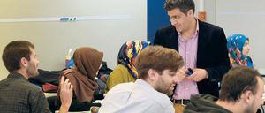 Hamed Al-Drubi (stehend) bietet am Sprachenzentrum der Freien Universität Arabischkurse für Flüchtlingshelfer an. 