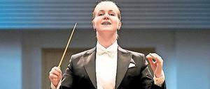Am Pult. Magdalena Pawlisz dirigiert die Brandenburger Symphoniker.