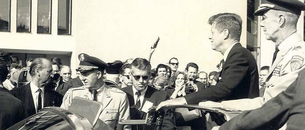 Weltpolitik in Dahlem: Am 26. Juni 1963 fuhr John F. Kennedy vor dem Henry-Ford-Bau der Freien Universität vor. Der US-Präsident sprach dort nach seinem Auftritt vor dem Schöneberger Rathaus.