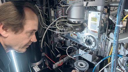 Arbeit an einem empfindlichen Kraftprotz: Christoph Böttcher, wissenschaftlicher Leiter des Forschungszentrums für Elektronenmikroskopie am Institut für Chemie und Biochemie, überführt in einem Gefäß ein schockgefrorenes Präparat in das Hochvakuum des Elektronenmikroskops. 