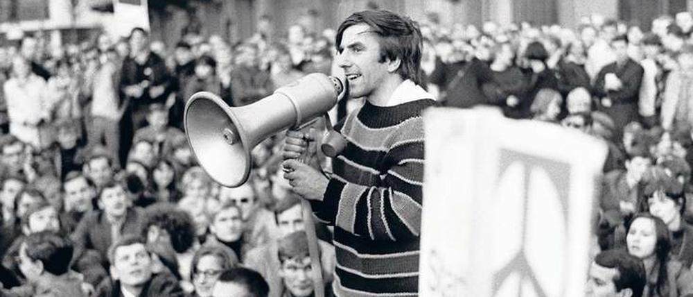 Mit rhetorischer Wucht prägte Rudi Dutschke die Studentenbewegung. Das gegen ihn am 11. April 1968 verübte Attentat hatte eine Radikalisierung des Protests zur Folge – und es war der Anfang vom Ende der Studentenbewegung, denn viele wandten sich in den folgenden Monaten ab.