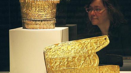 Eine Frau betrachtet im Martin-Gropius-Bau Exponate der Ausstellung „Im Zeichen des Goldenen Greifen – Königsgräber der Skythen“ (2007).