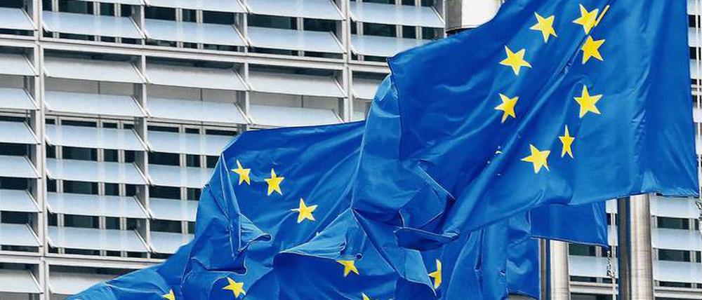 Politischen Stürmen trotzen: Fahnen vor dem Berlaymont-Gebäude in Brüssel, dem Sitz der Europäischen Kommission.