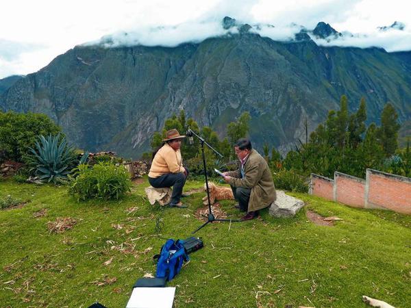 ... nimmt im peruanischen Huantar einsprachige Sprecherinen des Quechua auf.