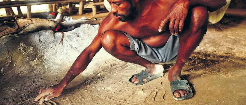 Nachricht, Kunstwerk, Illustration: Ein Häuptling auf Vanuato kommuniziert über Zeichen im Sand. 
