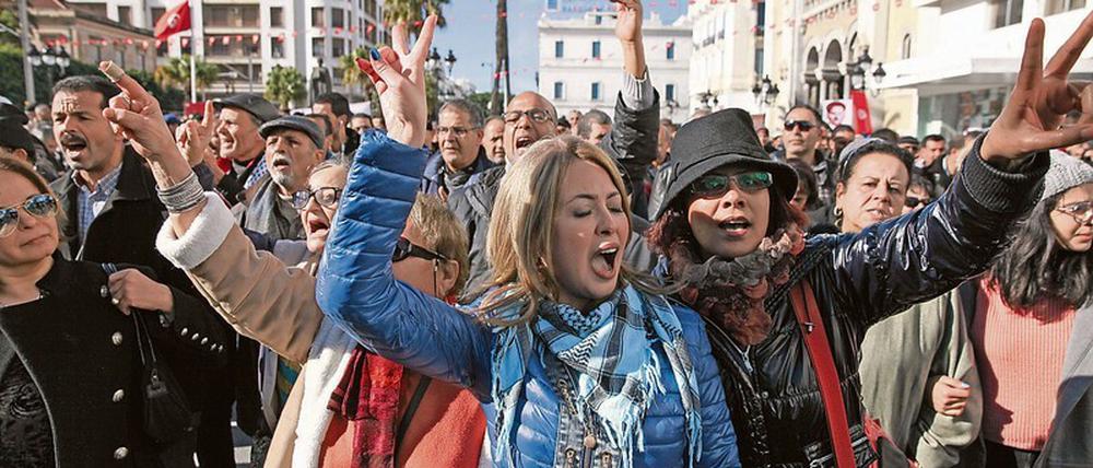 Freudengesänge in Tunis. Tunesische Frauen feiern am 14. Januar 2018 den siebten Jahrestag der durch Proteste erzwungenen Flucht des Autokraten Ben Ali, der Tunesien 23 Jahre lang regiert hatte.