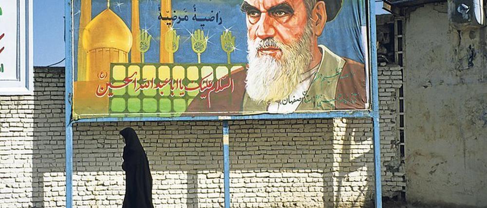 Ruhollah Chomeini war religiöser Führer der Islamischen Revolution von 1979; er stürzte aus demExil heraus den persischen Schah. Bis zu seinem Tod 1989 war er iranisches Staatsoberhaupt.