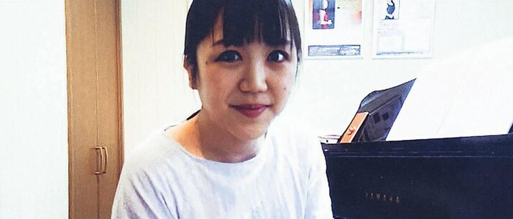 Masterstudentin Yurika Kimura beim Klavierunterricht mit ihrem Professor, dem Pianisten Markus Groh, per Videocall in ihrem Heimatland Japan.