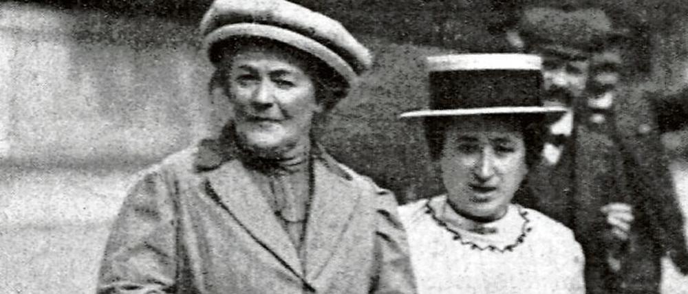 Rosa Luxemburg (re.) im April 1915 mit der Frauenrechtlerin Clara Zetkin (1857–1933).