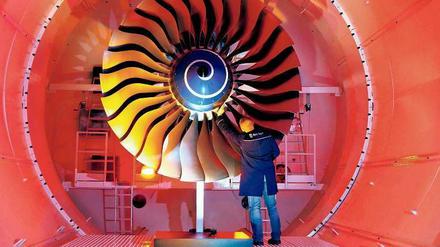 Damit sich was dreht. Absolventinnen und Absolventen der TU Berlin sind gefragt – beispielsweise für die Fertigung von Flugzeugtriebwerken bei Rolls-Royce. 