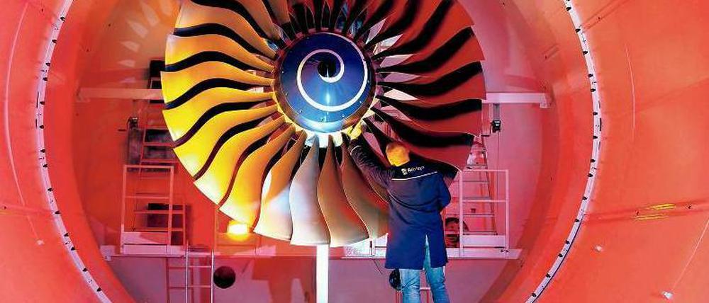 Damit sich was dreht. Absolventinnen und Absolventen der TU Berlin sind gefragt – beispielsweise für die Fertigung von Flugzeugtriebwerken bei Rolls-Royce. 
