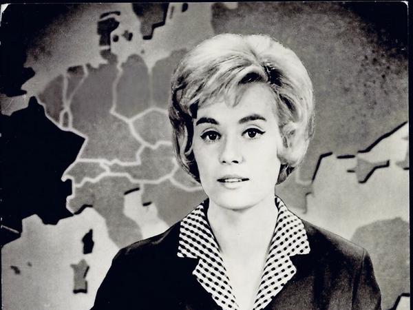 Anne-Rose Neumann sprach am 8. März 1963, dem Frauentag, als erste Frau in der DDR die Nachrichten.