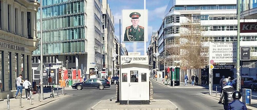 Historischer Schauplatz ohne Originale. Am ehemaligen Checkpoint Charlie steht heute eine Nachbildung der ersten Grenzbaracke; die letzte Kontrollbaracke, die beim Außenministertreffen im Juni 1990 symbolisch abgebaut wurde, wird im Alliierten Museum Berlin aufbewahrt.