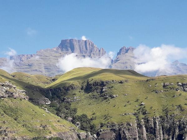 Der Drakensberg – Drachenberg – besteht aus überwiegend basaltischen Gesteinen und ist bis zu knapp 3500 Metern hoch. Das Forschungsteam der Freien Universität untersucht in dem Gebirge fossile Überreste von Fischen und Schnecken – was zu neuen Erkenntnissen über die Situation während der letzten Eiszeit führt.