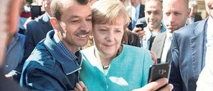 Gefühlte Nähe. Angela Merkel ließ sich im September 2015 mit dem Geflüchteten Shaker Kedida aus Mossul fotografieren.