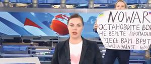 Protest im Staatsfernsehen. Die langjährige TV-Mitarbeiterin Marina Ovsyannikova hält am 14. März 2022 während der meistgesehenen Nachrichtensendung in Russland ein Plakat gegen den Ukraine-Krieg ins Bild.