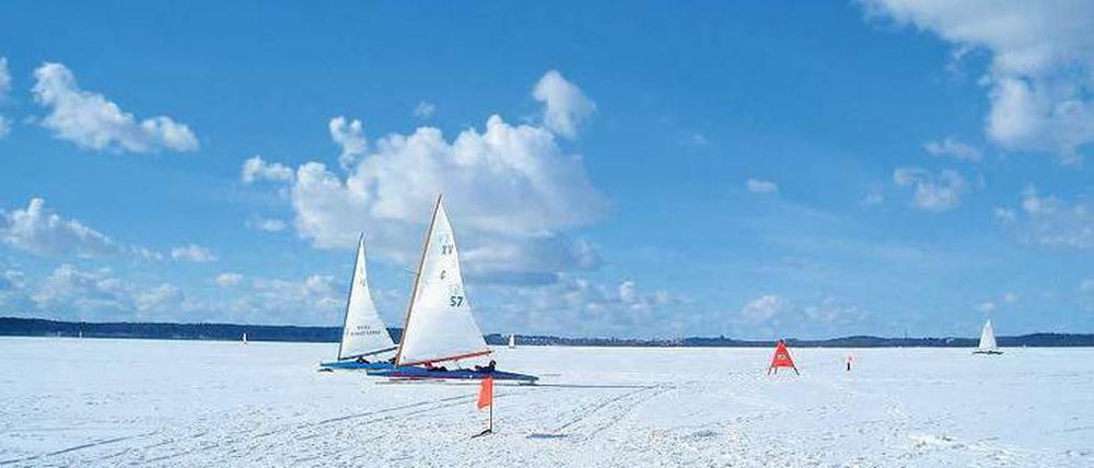 Schnelle Nummer. Eissegeln hat auf der Masurischen Seenplatte Tradition. Urlauber können es dort lernen oder als Passagier einfach mitsausen.