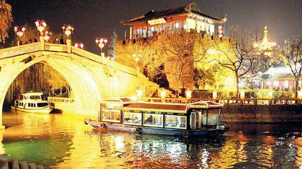 Venedig des Ostens wird Suzhou auch genannt. Warum, das können Besucher während einer Bootstour auf den Kanälen erkennen. 