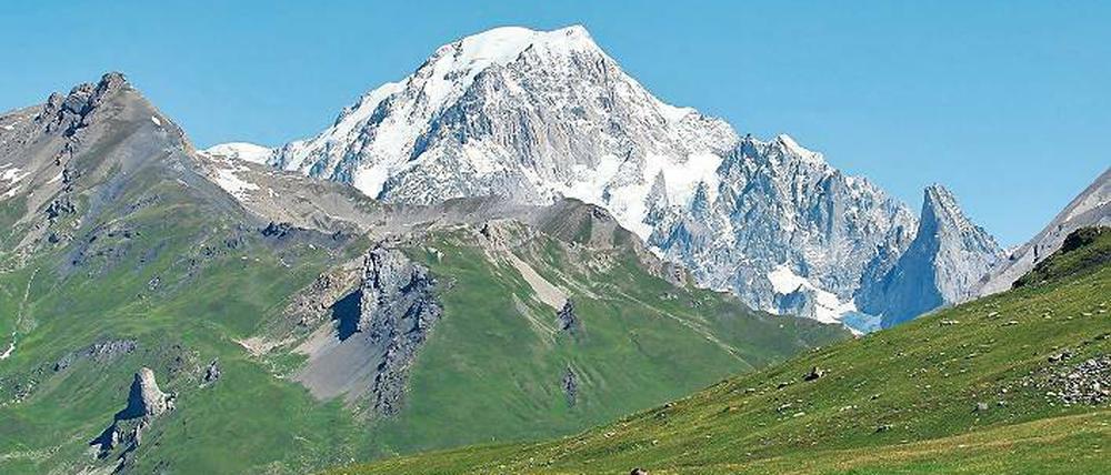 Wie ein Sahneklecks. Aus der Entfernung nimmt man dem Mont Blanc seine 4810 Meter gar nicht ab.