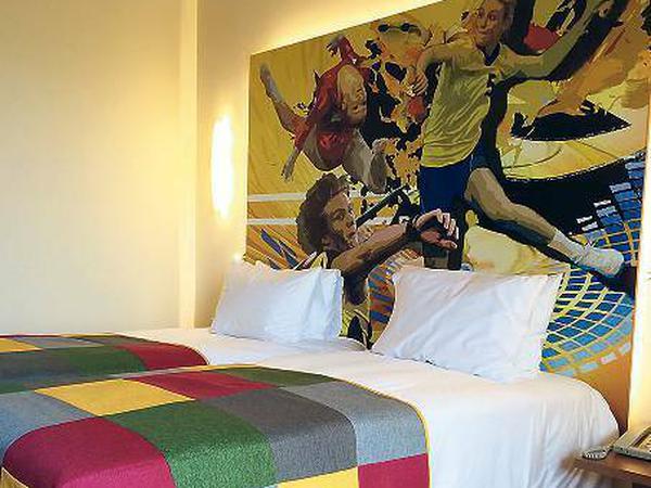 Sportlich schlafen: Das Hotel der Sportarena bietet 100 Zimmer, alle mit Stadionblick.
