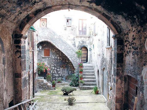 Mit Bogen und Treppen, so schön wurden italienische Dörfer früher gebaut.