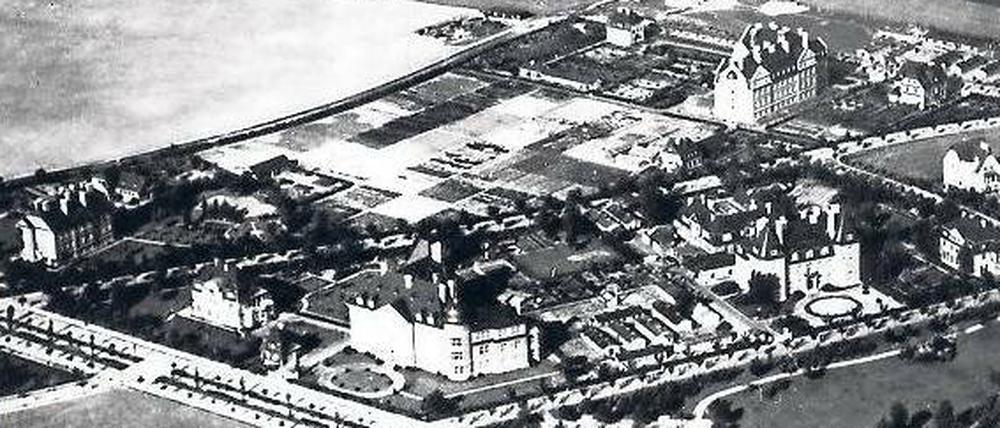 Deutsches Oxford. Auf dem Gelände der Domäne Dahlem, damals vor den Toren Berlins gelegen, wurden um 1910 die ersten Institute der Kaiser-Wilhelm-Gesellschaft errichtet. Die Luftaufnahme dokumentiert den Campus etwa um das Jahr 1918. 
