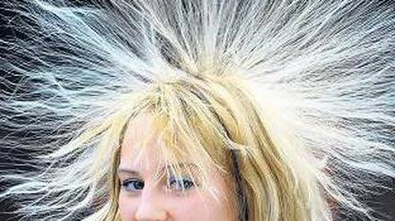 Elektrisiert. Jeder, der Haare hat, kennt das Phänom der elektrostatischen Aufladung. Foto: dpa-Zentralbild