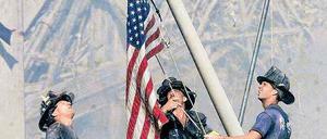 „Ground Zero Spirit“. Unter diesem Titel wurde das Foto weltberühmt. Es wurde am Nachmittag des 11. September in den Trümmern des World Trade Center aufgenommen. 