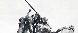 Symbolkraft. US-Soldaten errichten 1945 auf Iwojima die Nationalflagge. Foto: AFP