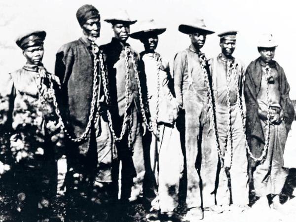 Der Willkür ausgeliefert. Gefangene Herero während des Aufstands gegen die deutsche „Schutztruppe“ in Namibia 1904. 