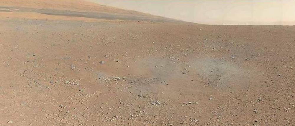 Welt ohne Leben? Der Nasa-Rover „Curiosity“ sendet immer neue Bilder von der Oberfläche des Mars (hier eine Aufnahme vom 9. August). Bald soll er den Marsboden auch nach Hinweisen auf außerirdisches Leben untersuchen. 