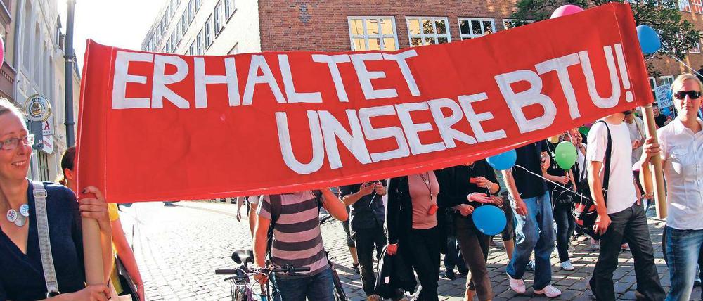 Unter Protest. Jede Woche demonstrieren in Cottbus Hunderte gegen den Plan, die BTU mit der FH Lausitz zu fusionieren. Der Kampf um die Uni steht auch für die Angst der Lausitzer, vom prosperierenden Potsdam abgehängt zu werden. 