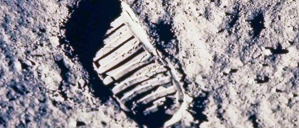 Spuren im Sand. Fußabdruck eines Astronauten der Apollo-11-Mission auf dem Mond. 