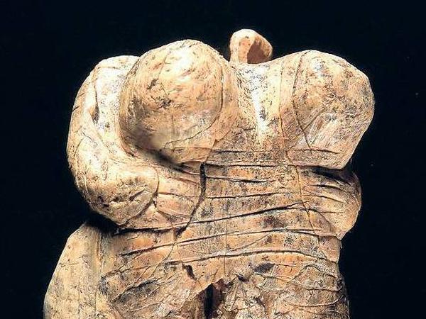 Venus. Diese Figur aus Mammutelfenbein, gefertigt vor 35 000 Jahren, gilt als älteste Darstellung des Menschen. Die Datierung gelang mithilfe der C-14-Methode. 